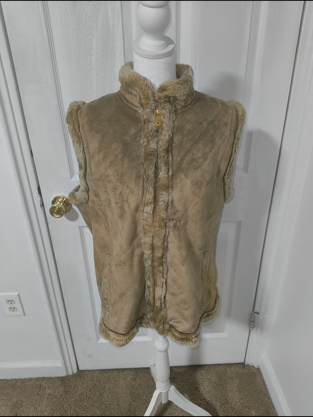 Jaclyn Smith Taupe Faux Shearling Zip Vest - Picture 1 of 8